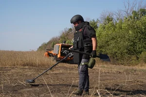 AP : A Ukrainian sapper demines farmers' fields after heavy battles with the Russian troops in Kharkiv region, Ukraine, Thursday, Aug. 29, 2024
